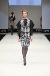 Pokaz ArtFuture — CPM SS17 (ubrania i obraz: rajstopy szare, półbuty czarne)