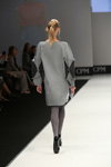 Pokaz ArtFuture — CPM SS17 (ubrania i obraz: rajstopy szare, szpilki czarne, sukienka szara)