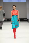 Pokaz ArtFuture — CPM SS17 (ubrania i obraz: sukienka turkusowa, rajstopy czerwone, sandały czerwone)