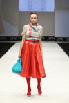 Desfile de ArtFuture — CPM SS17 (looks: , falda midi roja, pantis rojos, bolso turqués)
