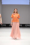 Desfile de Beatrice B — CPM SS17 (looks: top de encaje naranja, maxi falda de gasa rosa)