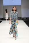 Modenschau von Beatrice B — CPM SS17 (Looks: Maxi Kleid mit Blumendruck, blaue Jeansjacke)