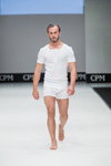 Modenschau von Grand Defile Lingerie (mens) — CPM SS17 (Looks: weißes T-Shirt, weißer Slip)