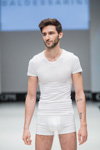 Modenschau von Grand Defile Lingerie (mens) — CPM SS17 (Looks: weißes T-shirt, weißer Slip)