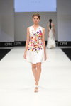 Modenschau von Didier Parakian — CPM SS17 (Looks: weißes Kleid mit Blumendruck)