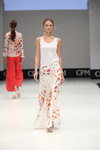 Desfile de Didier Parakian — CPM SS17 (looks: top blanco, maxi falda con flores blanca)