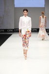 Modenschau von Didier Parakian — CPM SS17 (Looks: weiße Bluse, weiße Hose mit Blumendruck, weiße Sandaletten)