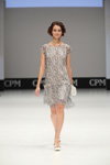 Pokaz Vemina City — CPM SS17 (ubrania i obraz: sukienka szara, kopertówka biała)