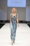 Pokaz Vemina City — CPM SS17 (ubrania i obraz: sukienka z nadrukiem, sandały turkusowe)
