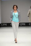 Pokaz Vemina City — CPM SS17 (ubrania i obraz: top turkusowy, spodnie szare, żakiet czarno-biały, półbuty czarne)