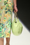 Modenschau von Vemina City — CPM SS17 (Looks: buntes Kleid mit Blumendruck, hellgrüne Handtasche)