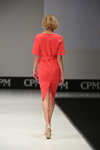 Показ Vemina City — CPM SS17 (наряды и образы: бежевые босоножки, красное платье)