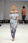 Modenschau von Vemina City — CPM SS17 (Looks: himmelblaues Kleid mit Blumendruck, blonde Haare)