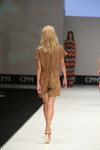 Pokaz WOM&NOW — CPM SS17 (ubrania i obraz: kombinezon cielisty, sandały brązowe)