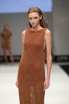 Показ WOM&NOW — CPM SS17 (наряди й образи: трикотажна коричнева сукня без рукавів, коричневі босоніжки)