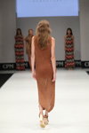 Desfile de WOM&NOW — CPM SS17 (looks: vestido de punto sin mangas marrón, sandalias de tacón marrónes)
