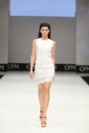 Desfile de WOM&NOW — CPM SS17 (looks: vestido de encaje blanco, sandalias de tacón marrónes)