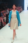 Desfile de Gallery Selected (looks: abrigo azul claro, falda beis, top beis, zapatos de tacón blancos)
