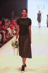Desfile de Gallery Selected (looks: falda marrón, top negro)