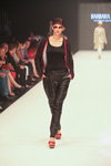 Modenschau von Gallery Selected (Looks: schwarzes Top, schwarze Hose)