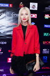 Alena Shishkova. EUROVISION 2016 Pre-party (ubrania i obraz: blond (kolor włosów), żakiet czerwony, bluzka czarna, spódnica mini czarna, kopertówka czarna, rajstopy czarne)