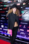 Alena Vodonaeva. EUROVISION 2016 Pre-party (ubrania i obraz: kapelusz czarny, żakiet czarny, spodnie czarne, krótki top czarny)