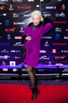 Жанна Эппле. В российской столице собрались участники конкурса EUROVISION 2016 (наряды и образы: пурпурное пальто мини, чёрные колготки, чёрные ботильоны, чёрная сумка)