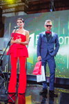 Anna Siedokowa i Mitja Fomin. Ceremonia wręczenia nagród — Fashion People Awards 2016 (ubrania i obraz: garnitur czerwony, garnitur niebieski, mucha czerwona, okulary przeciwsłoneczne)