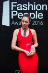 Nastasya Samburskaya. Fashion People Awards 2016 (looks: vestido de noche rojo)