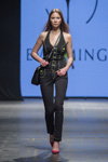 Modenschau von Eva Minge — FashionPhilosophy FWP AW16/17 (Looks: schwarzer Jumpsuit, himbeerfarbene Pumps)