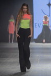 Modenschau von Eva Minge — FashionPhilosophy FWP AW16/17 (Looks: schwarze Hose, buntes Top)