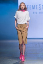 Показ FEMESTAGE Eva Minge — FashionPhilosophy FWP AW16/17 (наряды и образы: белый топ, песочная юбка с запахом, розовые туфли)