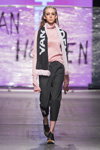 Pokaz Ewa Lesniewska Van Hoyden — FashionPhilosophy FWP AW16/17 (ubrania i obraz: golf różowa, spodnie czarne)