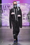 Pokaz Ewa Lesniewska Van Hoyden — FashionPhilosophy FWP AW16/17 (ubrania i obraz: kostium czarny)