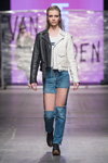Pokaz Ewa Lesniewska Van Hoyden — FashionPhilosophy FWP AW16/17 (ubrania i obraz: skórzana kurtka biker czarno-biała, jeansy niebieskie)
