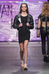Modenschau von Ewa Lesniewska Van Hoyden — FashionPhilosophy FWP AW16/17 (Looks: schwarzes Mini Kleid, schwarze Biker-Lederjacke)