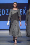 Modenschau von KĘDZIOREK — FashionPhilosophy FWP AW16/17 (Looks: graues Kleid, schwarze Sandaletten)