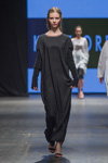 Modenschau von KĘDZIOREK — FashionPhilosophy FWP AW16/17 (Looks: schwarze Sandaletten, schwarzes Kleid)