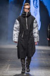 Modenschau von Khategat — FashionPhilosophy FWP AW16/17 (Looks: grauer Mantel, graue Sporthose)