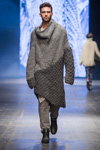 Modenschau von Khategat — FashionPhilosophy FWP AW16/17 (Looks: grauer gestrickter Pullover, graue Sporthose)