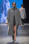 Modenschau von Khategat — FashionPhilosophy FWP AW16/17 (Looks: grauer Mantel)