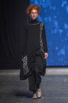 Pokaz Mara Gibbucci — FashionPhilosophy FWP AW16/17 (ubrania i obraz: sukienka czarna)