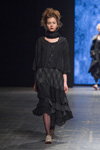 Modenschau von Mara Gibbucci — FashionPhilosophy FWP AW16/17 (Looks: schwarze Bluse, schwarzer Midi Rock)