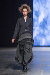 Показ Mara Gibbucci — FashionPhilosophy FWP AW16/17 (наряды и образы: серый жакет, серая юбка)