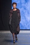 Desfile de Mara Gibbucci — FashionPhilosophy FWP AW16/17 (looks: vestido negro, pantis de lunares negros, zapatos de tacón negros)