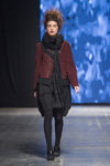 Modenschau von Mara Gibbucci — FashionPhilosophy FWP AW16/17 (Looks: schwarzer Schal, brauner Blazer, schwarzes Kleid, schwarze Strumpfhose)