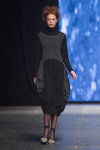 Modenschau von Mara Gibbucci — FashionPhilosophy FWP AW16/17 (Looks: schwarzes Midi Kleid, schwarze Strumpfhose)