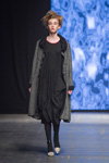 Desfile de Mara Gibbucci — FashionPhilosophy FWP AW16/17 (looks: vestido negro, abrigo gris, pantis negros)