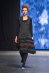Pokaz Mara Gibbucci — FashionPhilosophy FWP AW16/17 (ubrania i obraz: sukienka szara, rajstopy czarne)