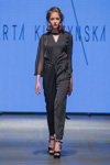 Pokaz Marta Kuszyńska — FashionPhilosophy FWP AW16/17 (ubrania i obraz: kombinezon czarny, sandały czarne)